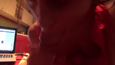 Buaileann cailín scoile dick a dearthár agus níl aon duine sa bhaile