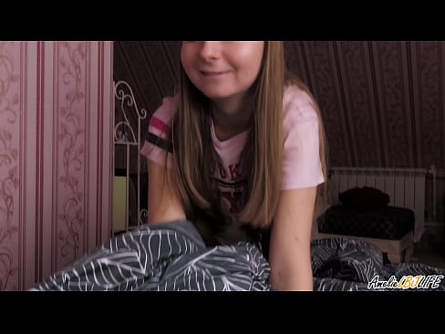 ❤️ Tarraingíonn Blondie BFF go domhain uirthi agus faigheann sí cum ina béal ❤ Gnéas ardchaighdeáin linn ️❤