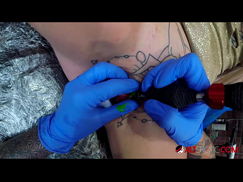 ❤️ An hottie thar a bheith tattooed Sully Savage fuair tattoo ar a clitoris ❤ Gnéas ardchaighdeáin linn ️❤