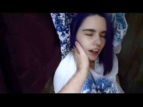 ❤️ Aimsíodh mo SIS sa closet agus chabhraigh sí cum ❤ Gnéas ardchaighdeáin linn ️❤